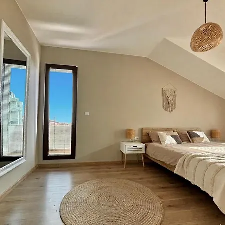 Apartment Large Luxury With Sea Views, Pool, Gym & Free Parking *