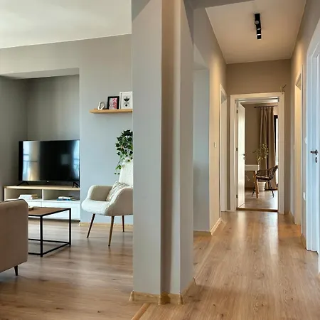 Large Luxury With Sea Views, Pool, Gym & Free Parking *