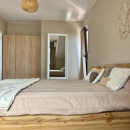 Apartment Large Luxury With Sea Views, Pool, Gym & Free Parking