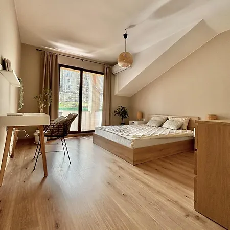 Large Luxury With Sea Views, Pool, Gym & Free Parking Apartment Warna