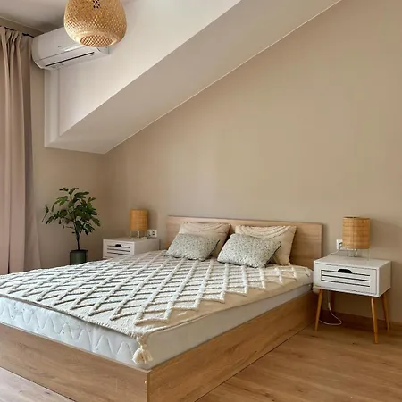 Large Luxury With Sea Views, Pool, Gym & Free Parking