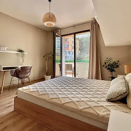 Large Luxury With Sea Views, Pool, Gym & Free Parking Apartment