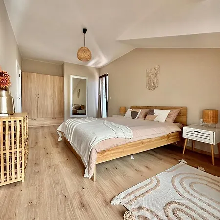 Large Luxury With Sea Views, Pool, Gym & Free Parking *