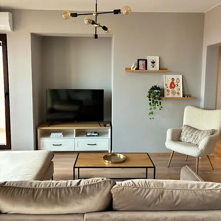 Apartment Large Luxury With Sea Views, Pool, Gym & Free Parking *
