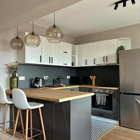 Large Luxury With Sea Views, Pool, Gym & Free Parking Apartment Warna