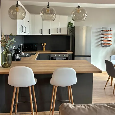 Apartment Large Luxury With Sea Views, Pool, Gym & Free Parking