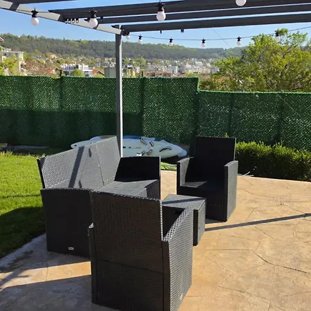 Large Luxury With Sea Views, Pool, Gym & Free Parking *