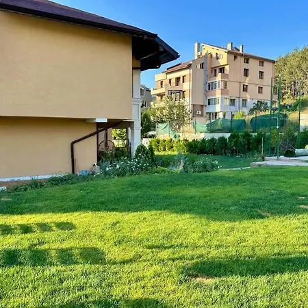 Apartment Large Luxury With Sea Views, Pool, Gym & Free Parking