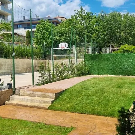 Apartment Large Luxury With Sea Views, Pool, Gym & Free Parking *