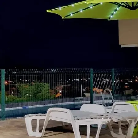 Large Luxury With Sea Views, Pool, Gym & Free Parking