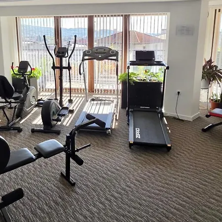 Large Luxury With Sea Views, Pool, Gym & Free Parking Apartment *