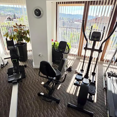 Large Luxury With Sea Views, Pool, Gym & Free Parking