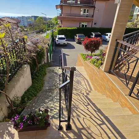 Large Luxury With Sea Views, Pool, Gym & Free Parking Apartment Warna