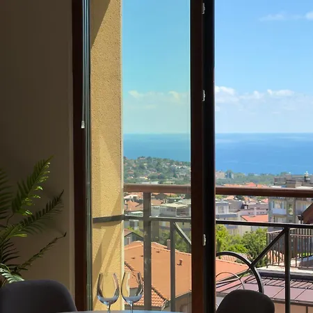 Διαμέρισμα Large Luxury With Sea Views, Pool, Gym & Free Parking