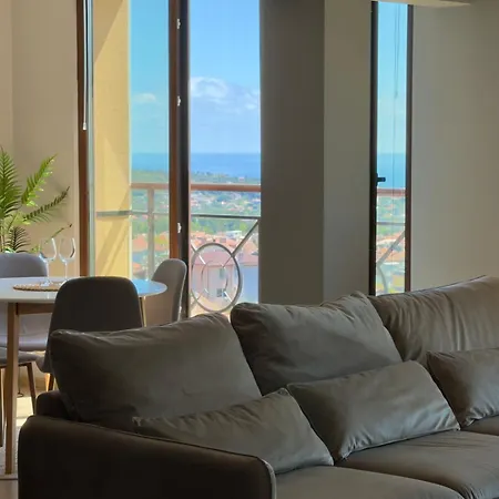 Large Luxury With Sea Views, Pool, Gym & Free Parking *