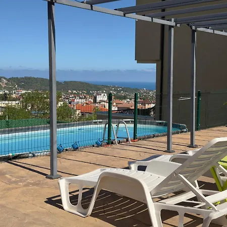 Large Luxury With Sea Views, Pool, Gym & Free Parking