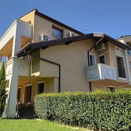 Large Luxury With Sea Views, Pool, Gym & Free Parking *