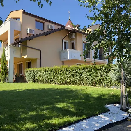 Large Luxury With Sea Views, Pool, Gym & Free Parking